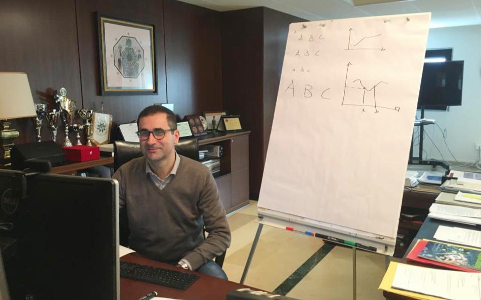 Il rettore Cupertino nel suo ufficioper una lezione in teledidattica