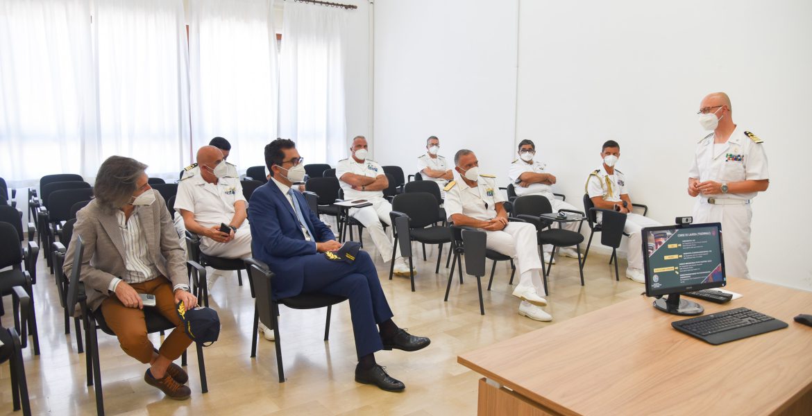 Un momento dell'incontro presso la Scuola Sottufficiali dia Taranto.
