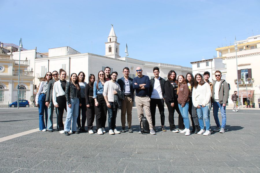 Andria, Piazza Catuma. Gli studenti di architettura del Politecnico. Al centro il prof. Fallacara