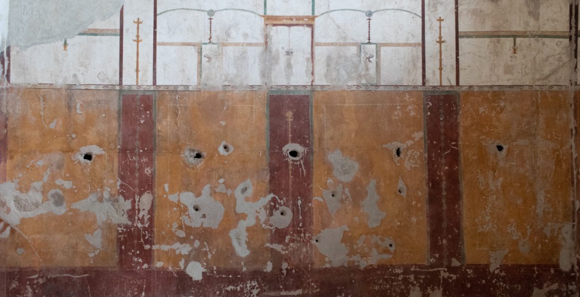 Pompei, intervento su parete