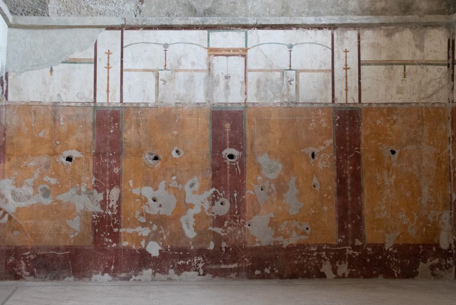 Pompei, intervento su parete